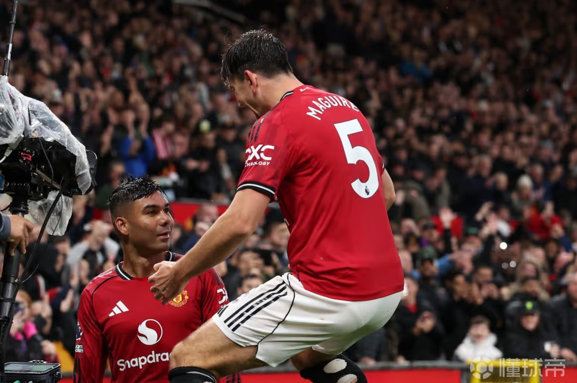 记者：曼联已准备好应急方案，以防马奎尔和卡塞米罗同时离队