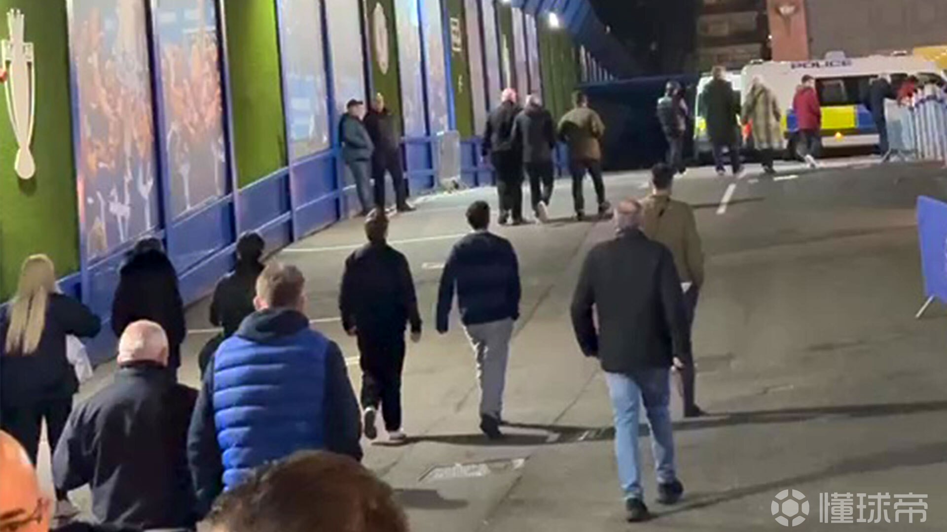 主场半场0-2落后巴黎，部分蓝军球迷在中场休息时提前离场