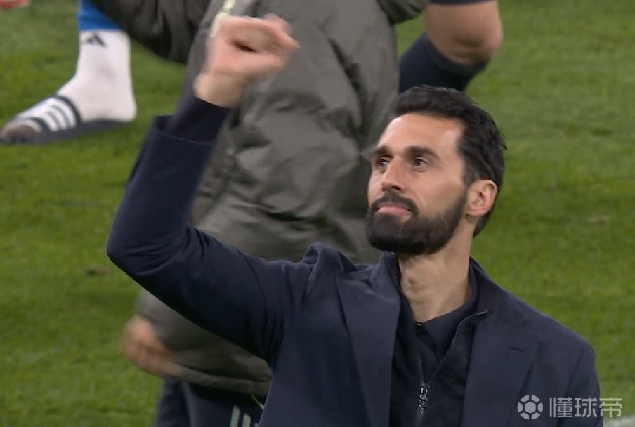 执教皇马前4场欧冠淘汰赛全胜，阿韦洛亚成历史第一人