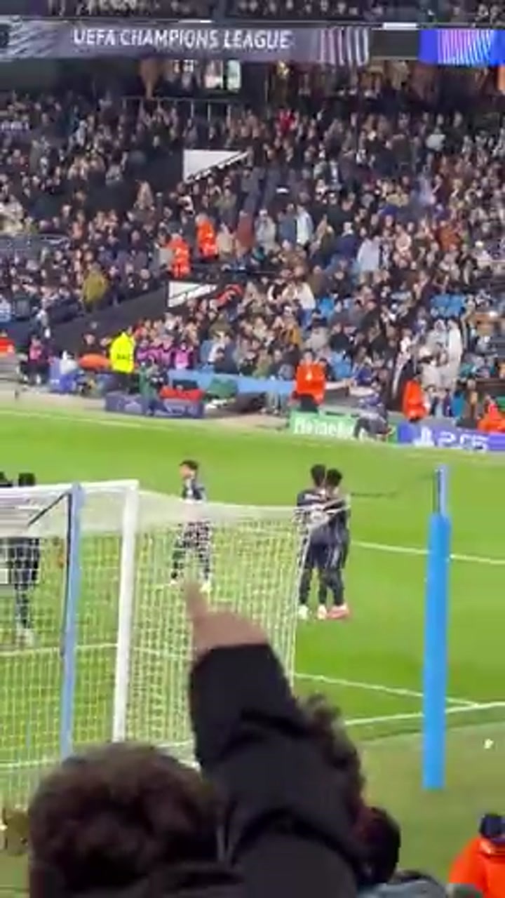 实拍曼城球迷质问维尼修斯：你的金球奖呢？