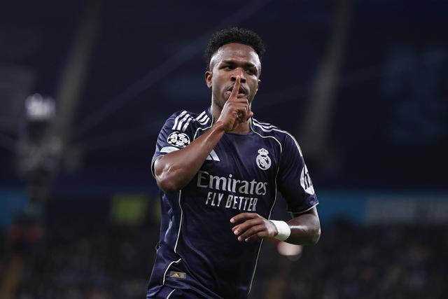 曼城球迷嘲讽丢金球？维尼修斯点射破门，做哭泣动作疯狂打脸！