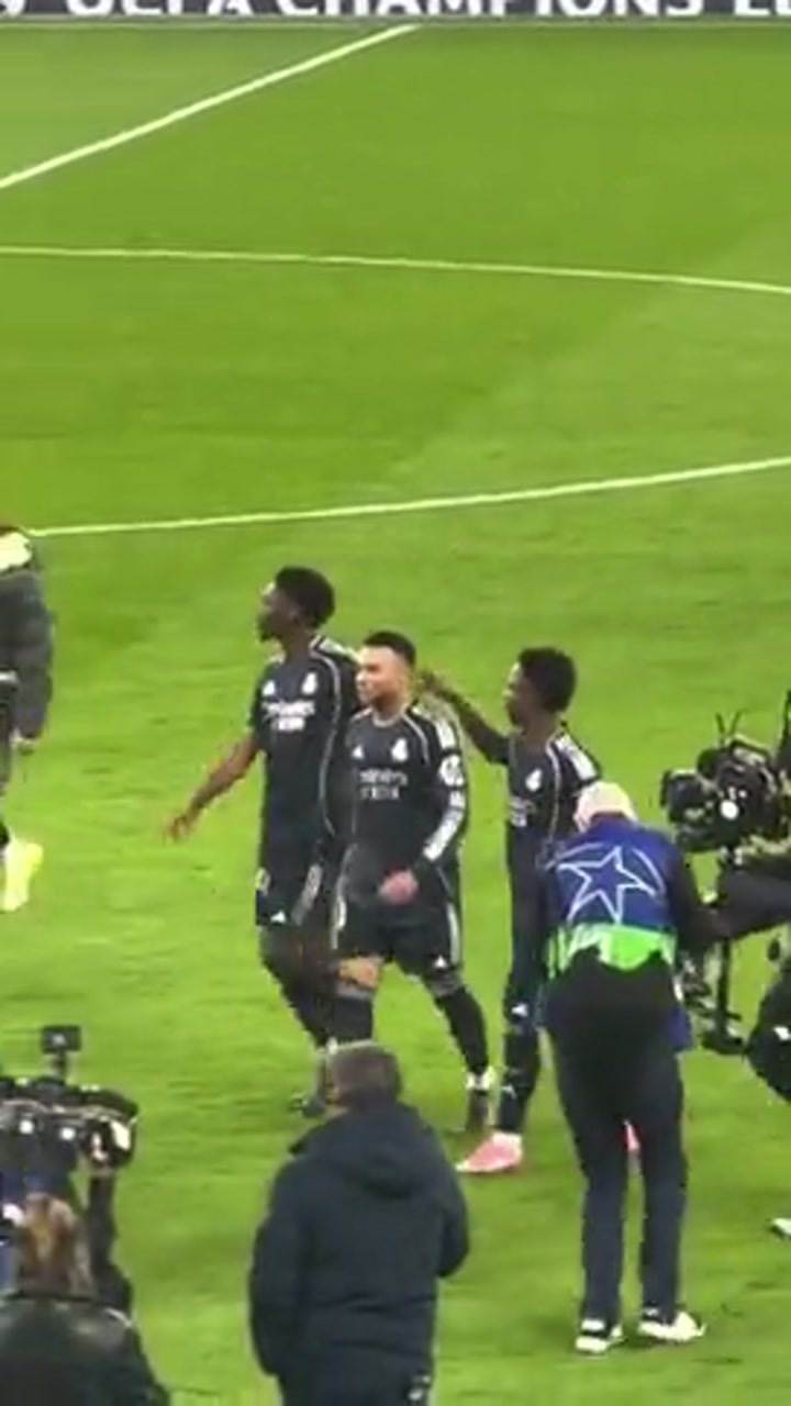 实拍维尼修斯当选全场最佳 赛后开心揪姆巴佩耳朵