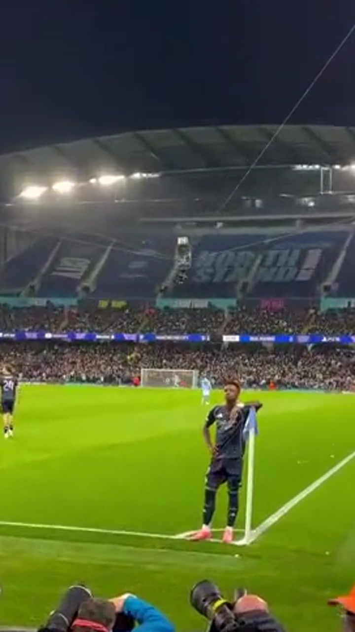 实拍维尼修斯扶着角旗杆摆pose和做哭脸庆祝动作