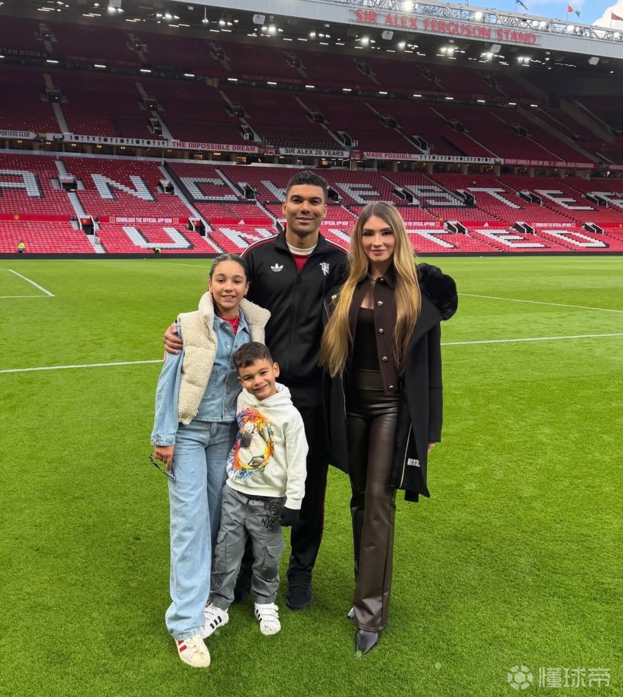 卡塞米罗晒老特拉福德全家福：正在享受当下每一刻❤️