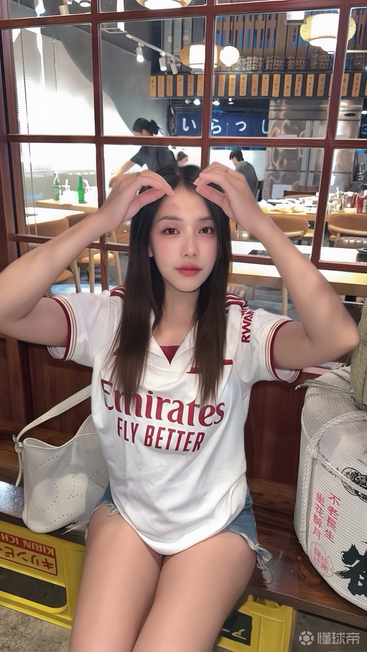 吃点好的！阿森纳小姐姐庆祝枪手晋级下一轮欧冠！