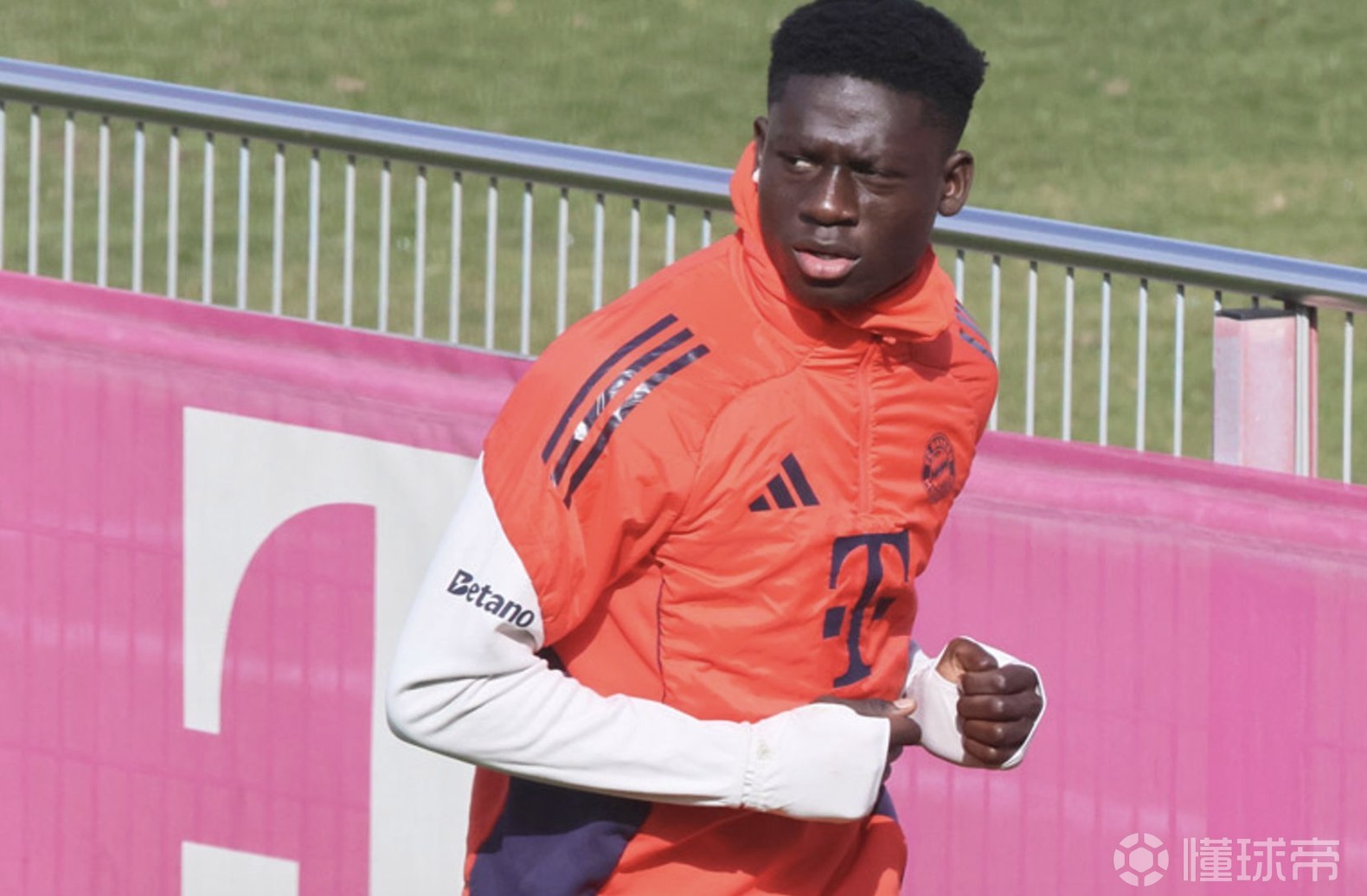 德天空：拜仁小将巴拉-萨波科-恩迪亚耶训练中遭遇关节囊损伤