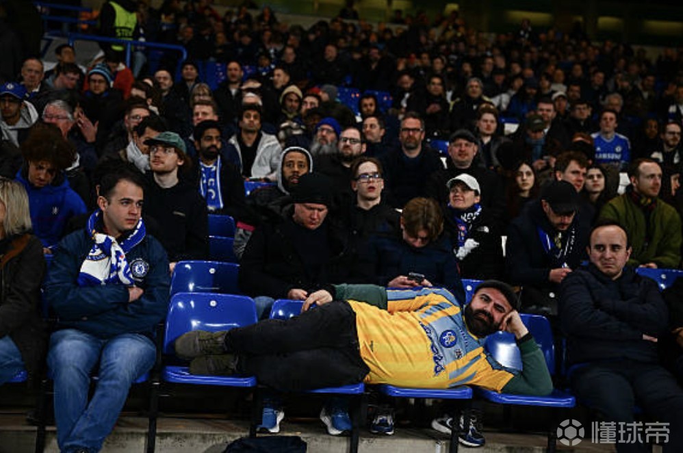 忆往昔，切尔西球迷在比赛中高喊前老板阿布的名字