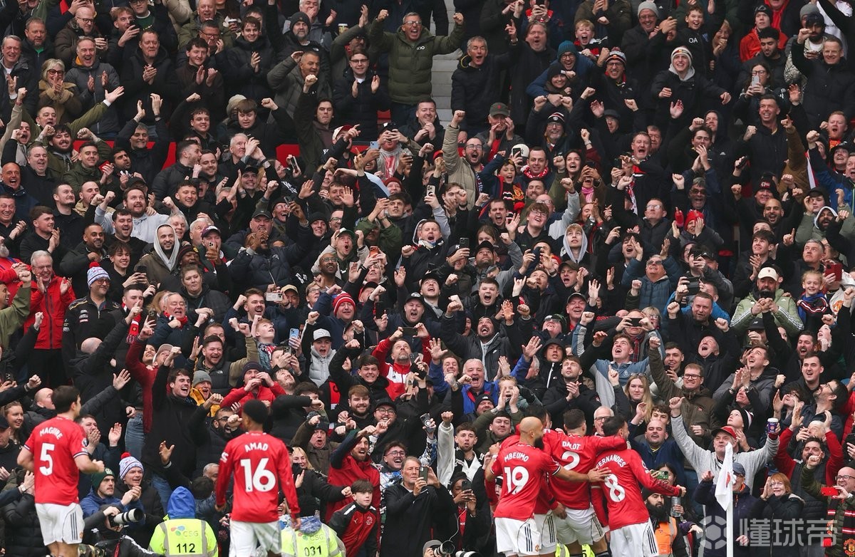 邮报：曼联为大约400名球迷提供远征伯恩茅斯的免费往返大巴