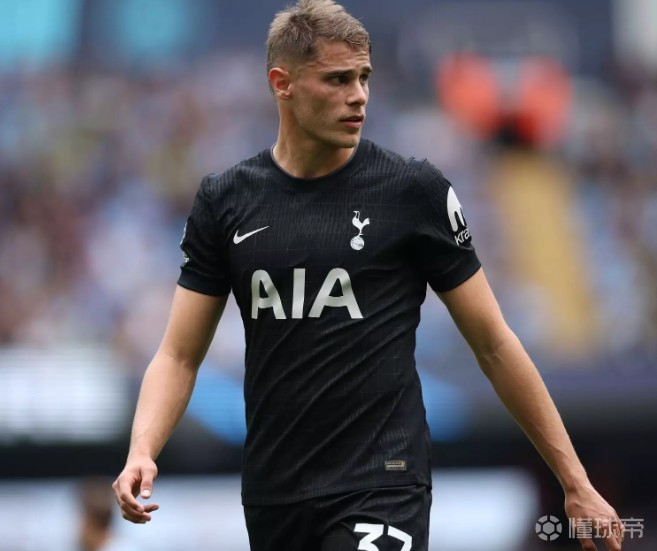 每体：范德芬成巴萨补强防线候选，球员完美适配弗里克体系