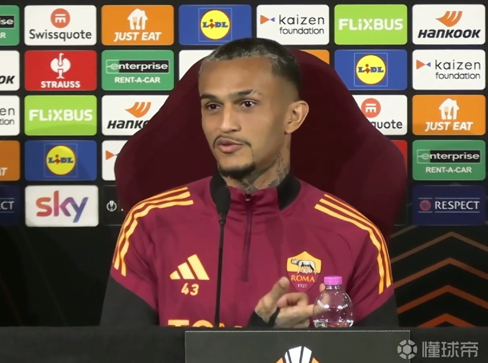 韦斯利：踢科莫第二张黄牌我绝对没犯规，我只是扶了他一下