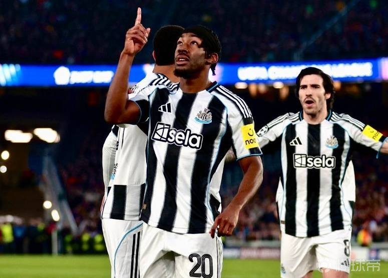 埃兰加是第二位欧冠淘汰赛梅开二度的瑞典球员，上一位是伊布