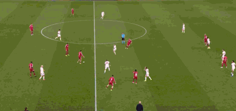 第51分钟，萨拉赫横传助攻埃基蒂克，利物浦2-0反超总比分！