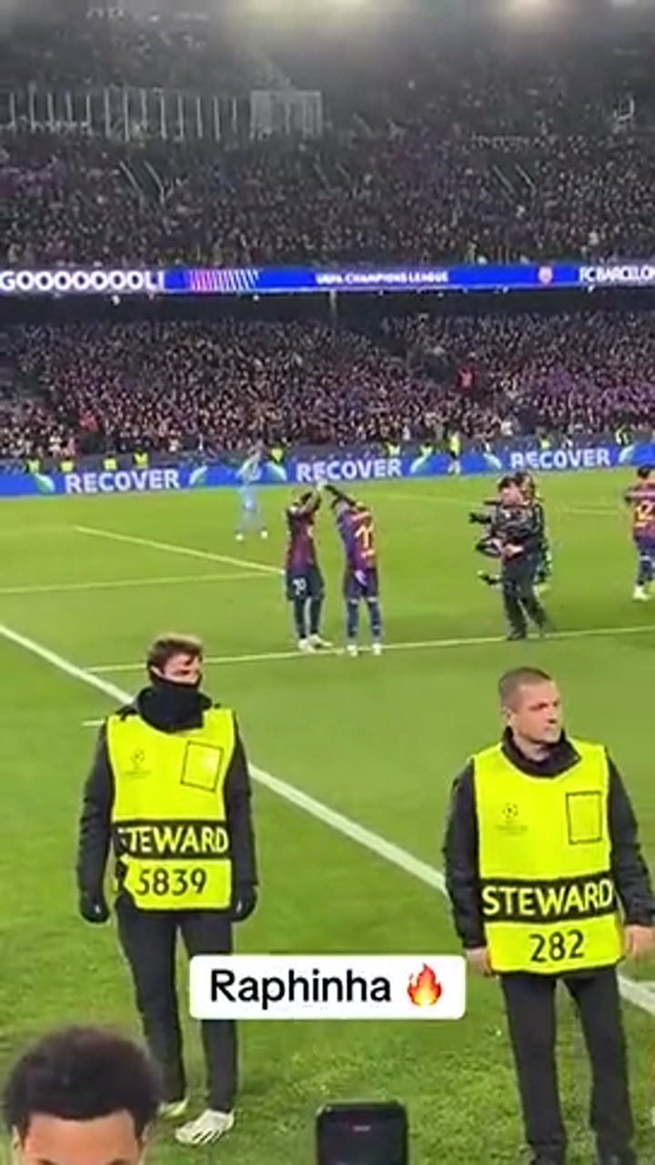 实拍拉菲尼亚与亚马尔庆祝进球 最后还给了小孩哥一脚