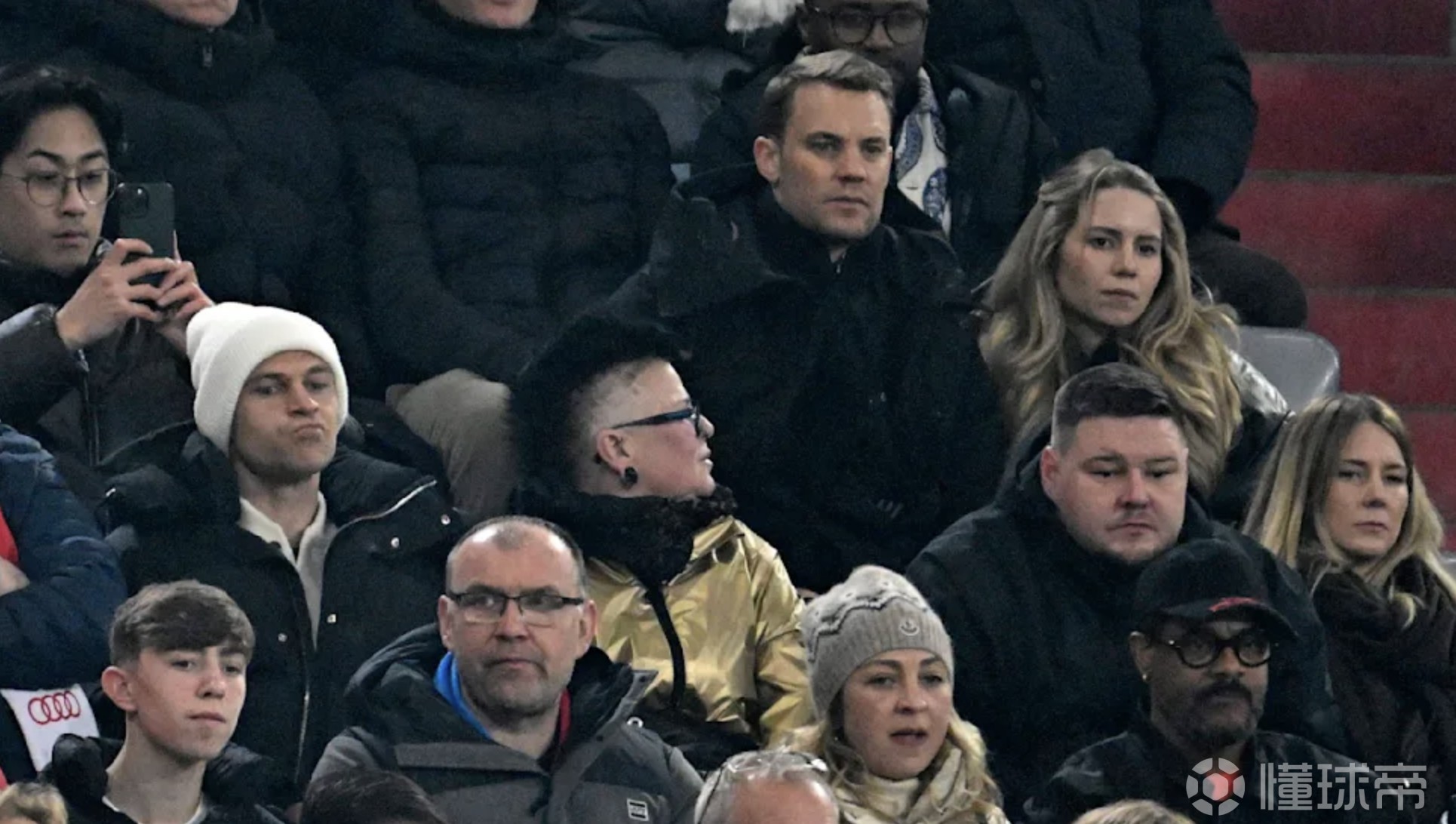 心系拜仁，诺伊尔和基米希携家眷在安联球场的看台上观看比赛