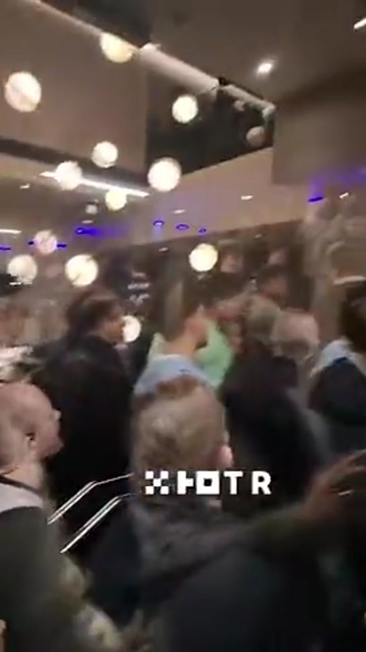 实拍维尼修斯在球员通道里和多人发生争执