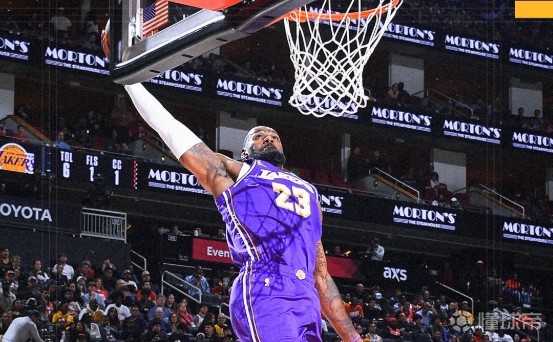 年龄只是数字，詹姆斯14中13高效砍30分，平筐炸扣梦回当年