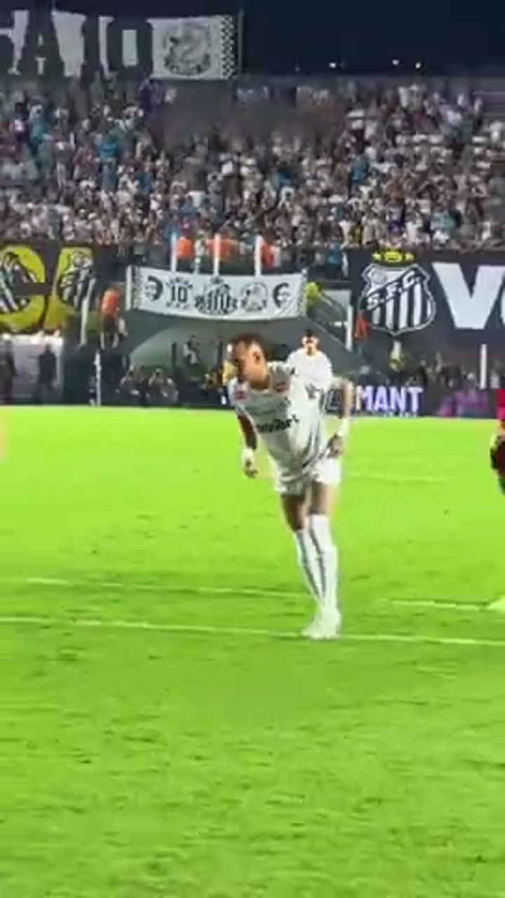 实拍内马尔点射破门后冲上看台庆祝染黄