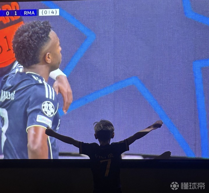 心系老东家，贝尔与儿子一同观战曼城vs皇马并晒出儿子庆祝照