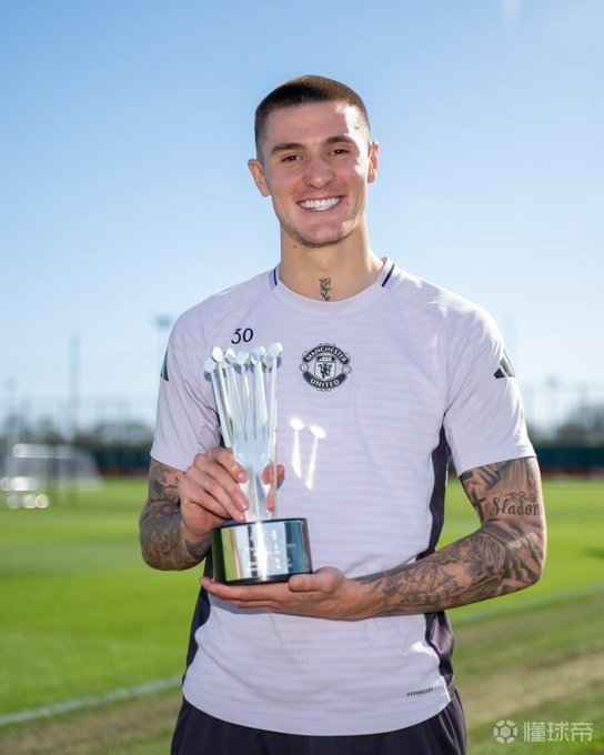 荣誉时刻，谢什科领取PFA球迷票选2月最佳球员奖杯