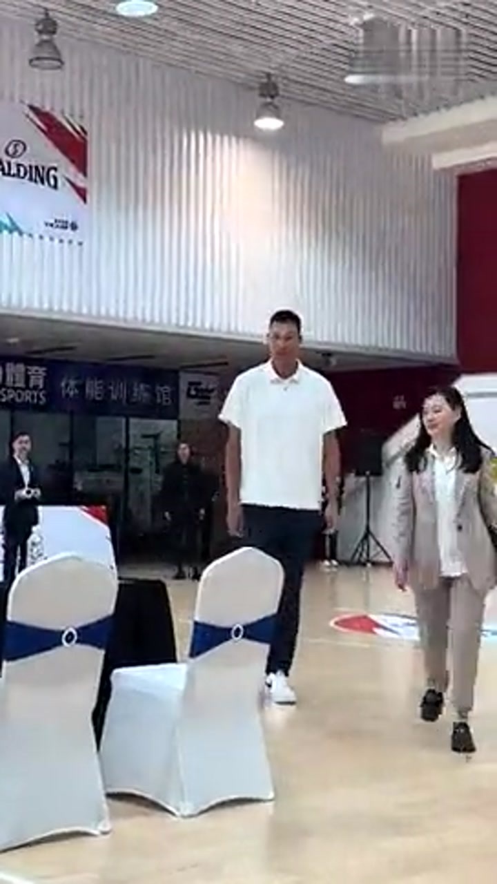 好久不见！易建联近日出席某篮球活动