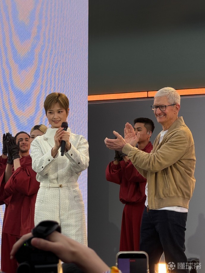 吴艳妮社媒晒与苹果CEO合影，配文：和库克聊天也很开心