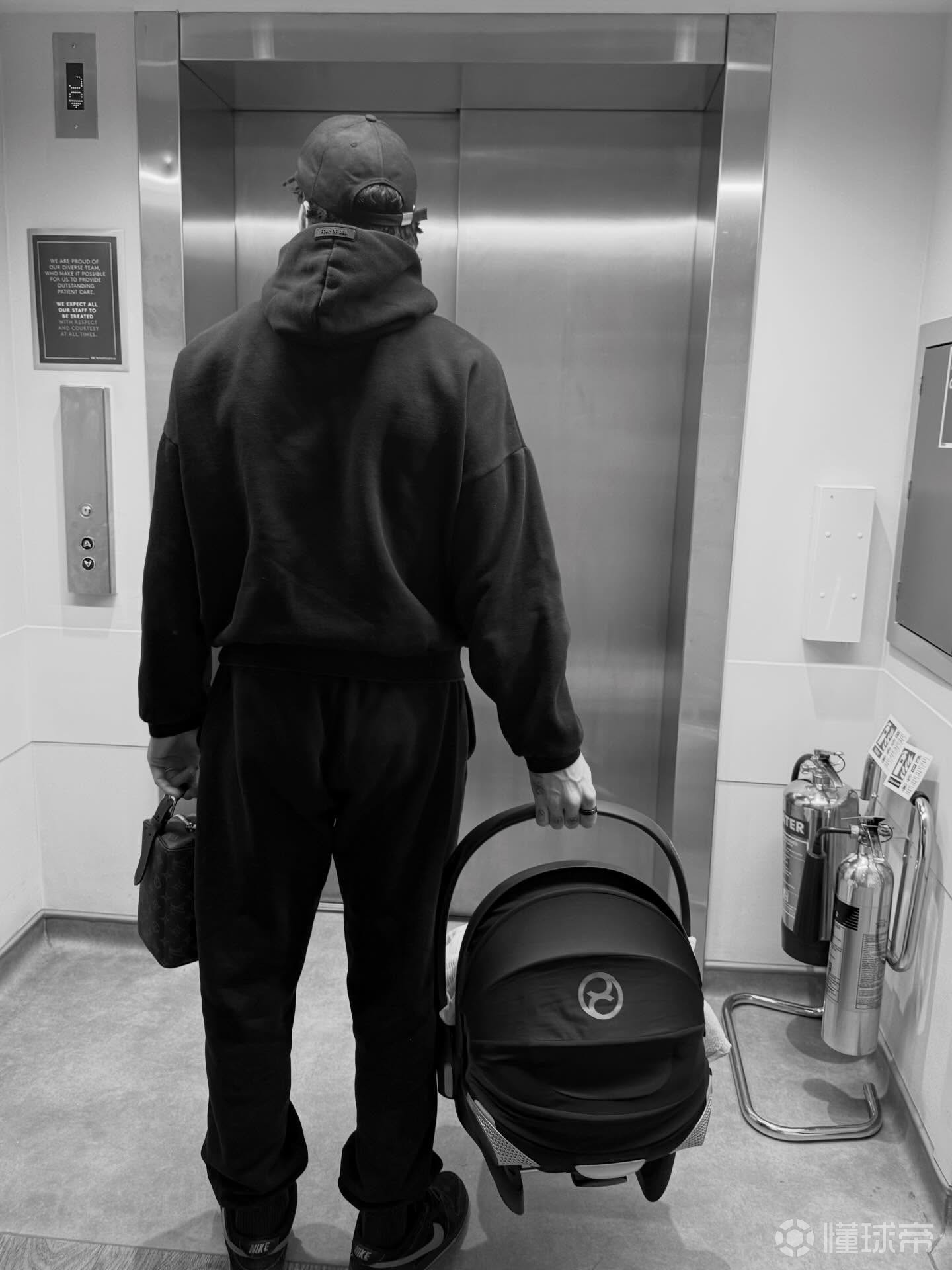 恭喜，阿森纳门将拉亚和妻子的儿子出生，起名里奥