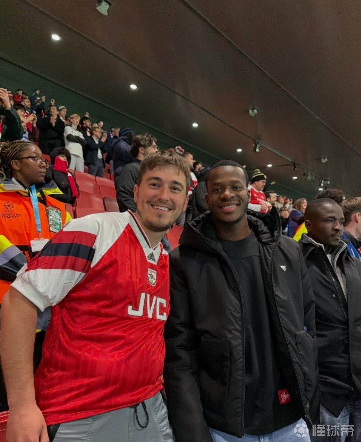 布伦特福德前锋瓦塔拉现身酋长球场，见证了枪手击败勒沃库森