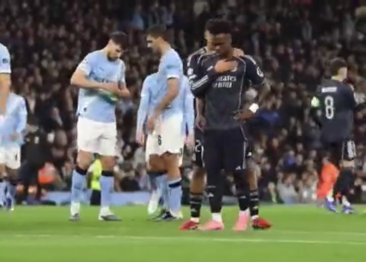 居莱尔拿着皮球 等维尼修斯调整好状态才将球给他