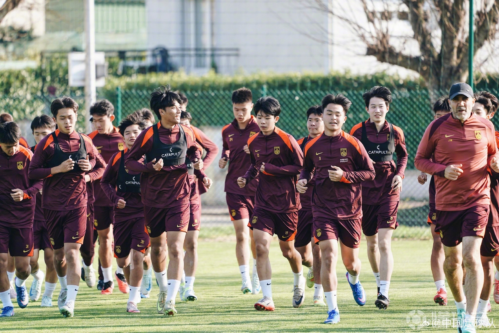 U16国少队已经抵达法国欧塞尔，将在当地进行两场热身赛