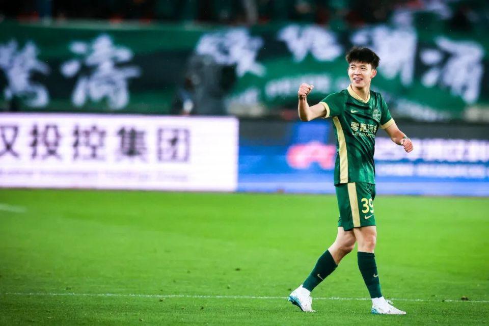 王钰栋梅开二度！314天第一次，领跑中超射手榜，米神独造3球