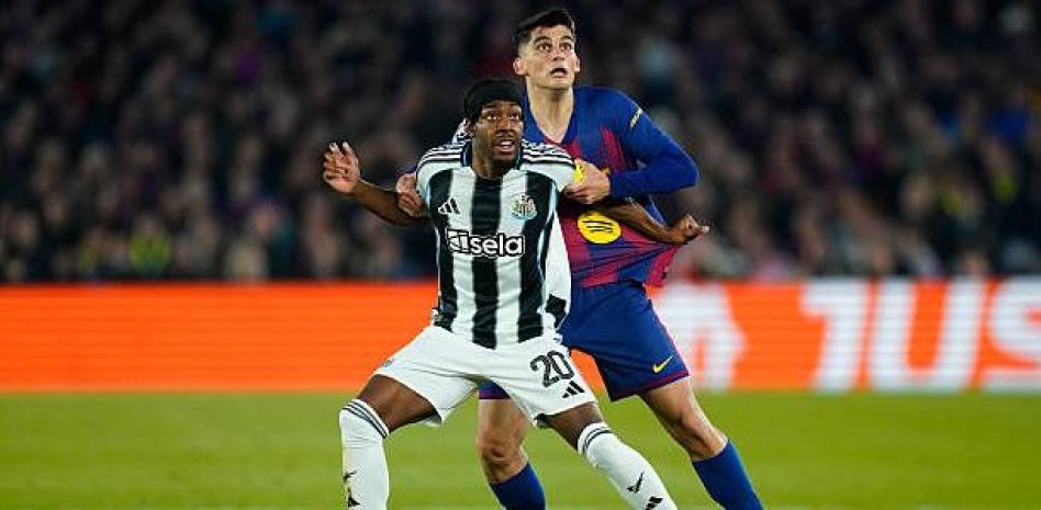 世体：赫拉德-马丁转型中卫十分成功，他的上限超出原本预估