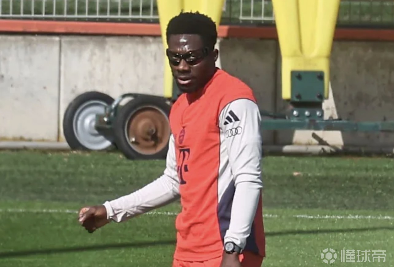 图片报：为训练专注度，戴维斯在训练中戴上“闪光眼镜”