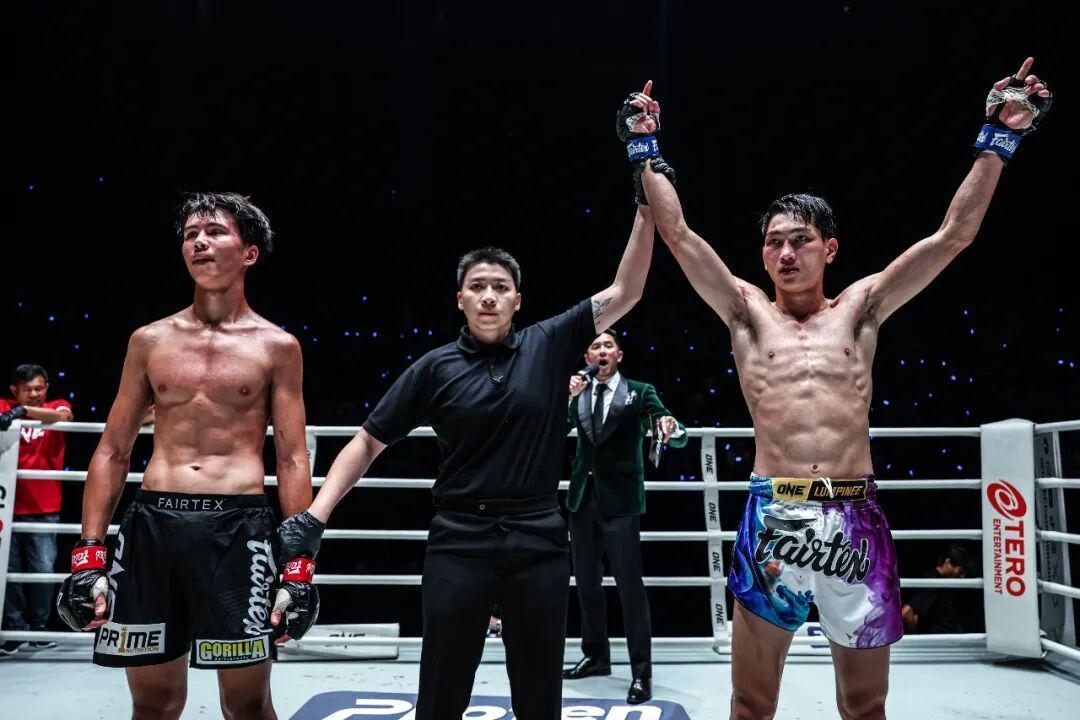 昨晚，赵正东打出血性一战！全场3次击倒跌宕起伏！