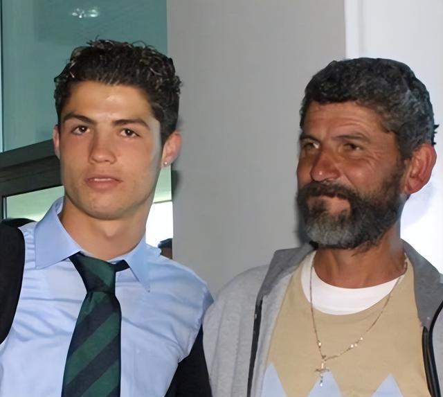 C罗父亲节悼念亡父！揭秘不愿去墓地隐情，弗爵爷当年举动太暖