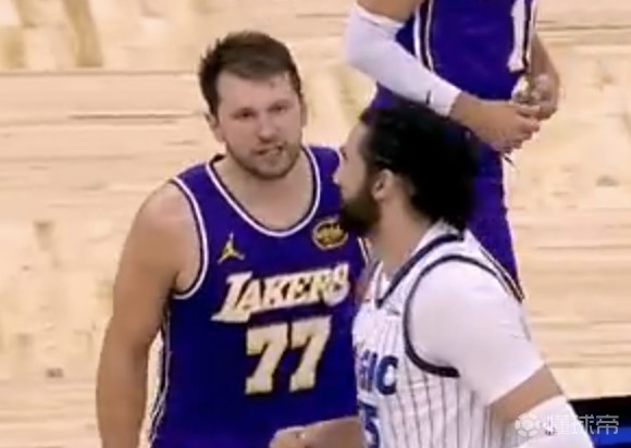 东契奇对比塔泽喷垃圾话被吹T，已累计16次技犯将停赛一场