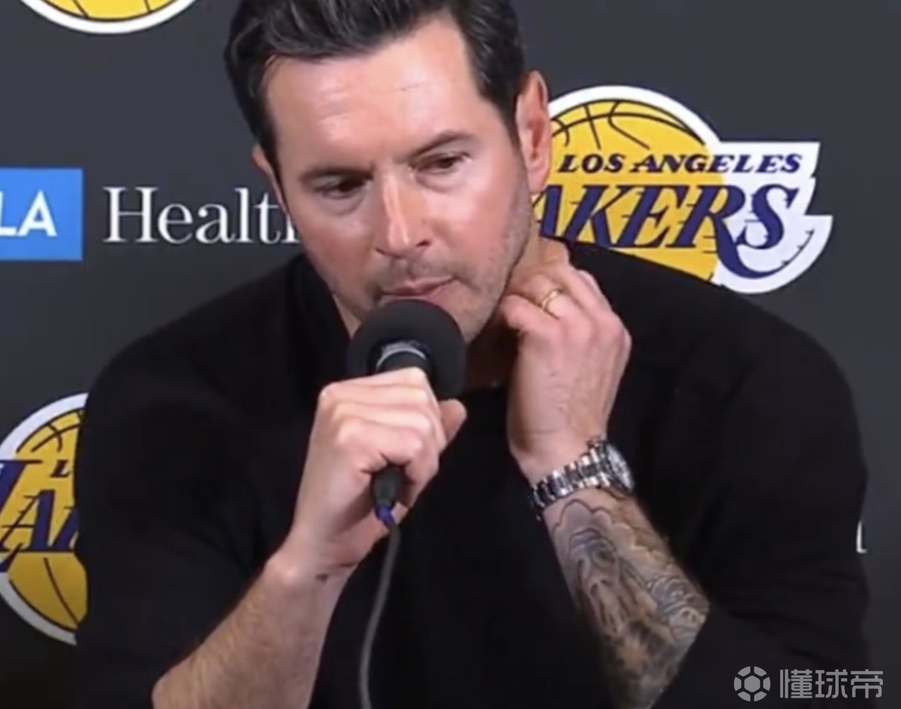 裁判漏吹詹姆斯被打手犯规，雷迪克：又一个根据比赛结果随意更改解释的夜晚