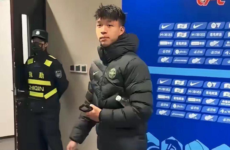 王钰栋敷衍媒体！媒体人热议：去汉堡踢德比被骂，采访还这态度吗