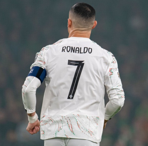 记者：葡萄牙要想在世界杯夺冠，C罗必须替补