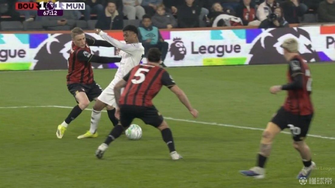 记者：曼联今天将对裁判未判给迪亚洛点球一事提出正式申诉