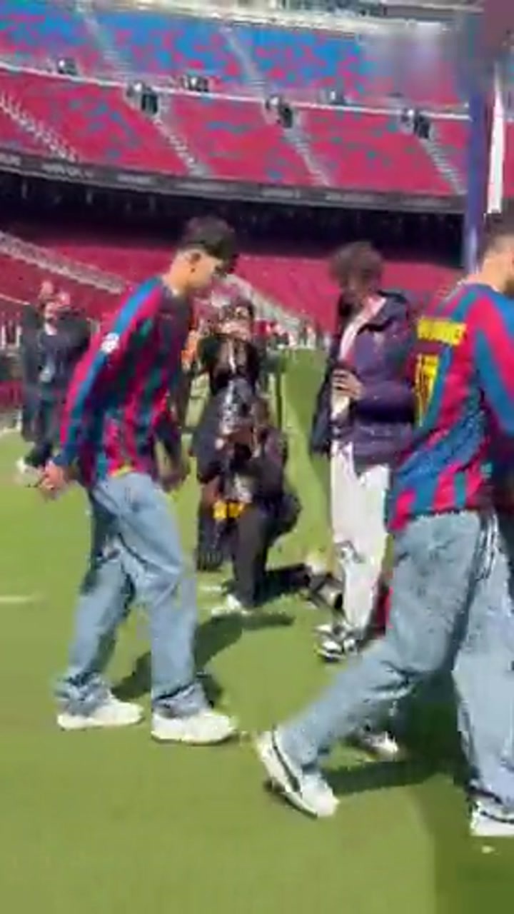 致敬传奇！巴萨球员身穿小罗球衣踩场