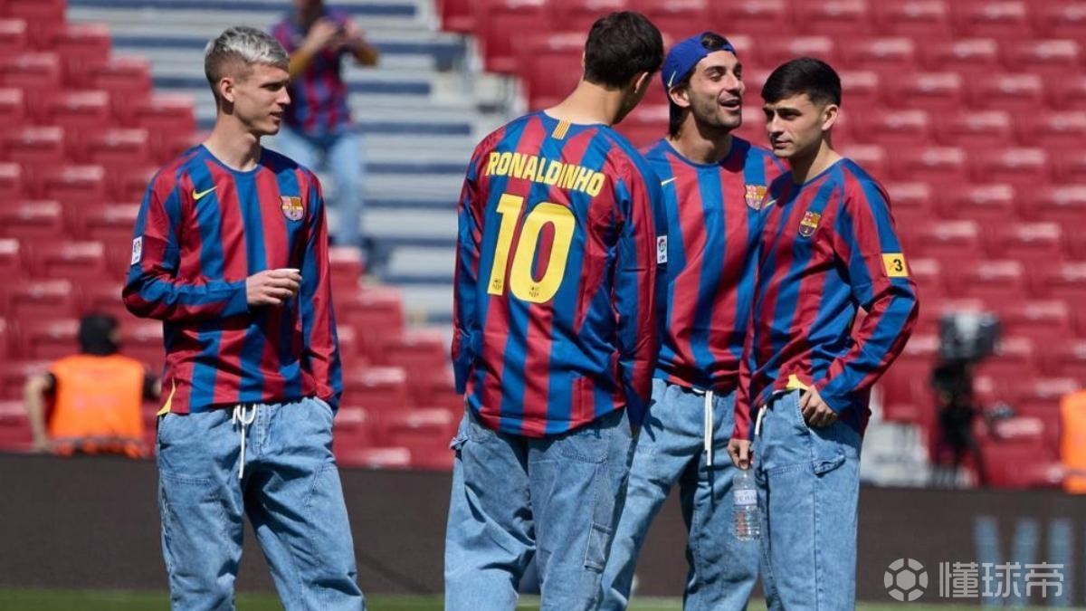 巴萨球员身穿小罗的10号球衣踩场热身，给他昨天的46岁生日庆生