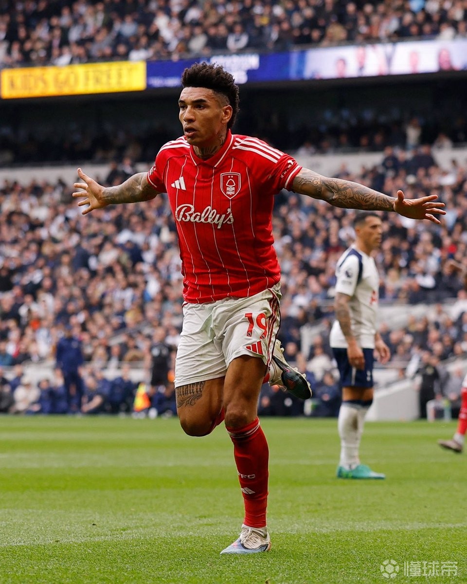 对比明显，热刺上半场8个角球一球未进，森林2个角球进了一个