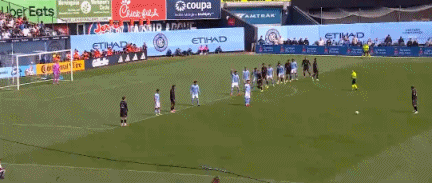 第61分钟，世界波！梅西超远距离任意球直接破门，纽约城2-2迈阿密