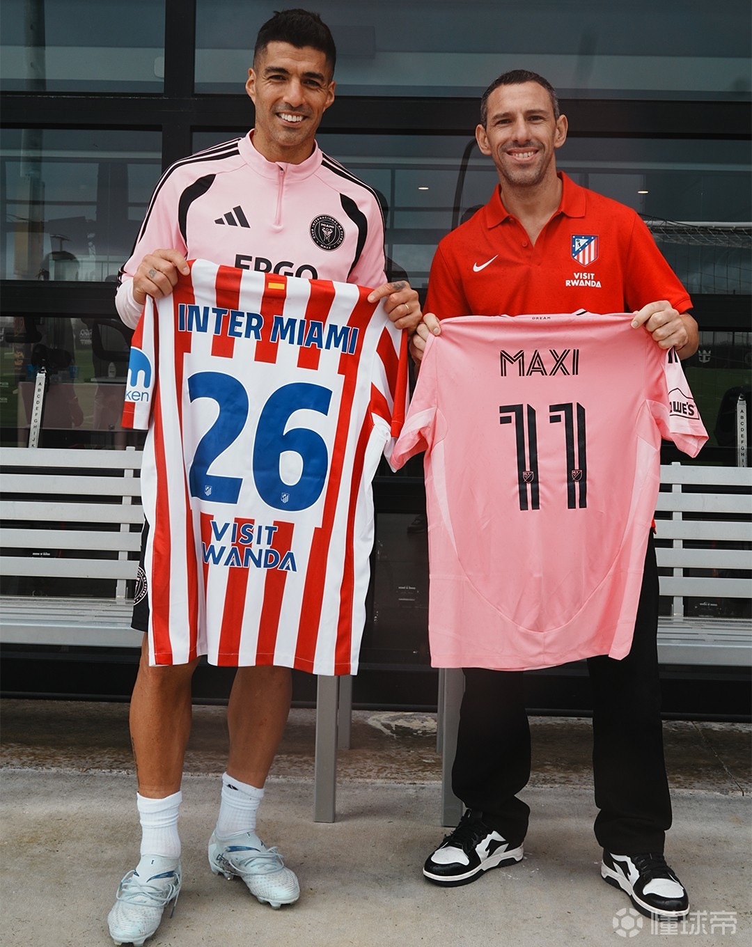 马竞在迈阿密举办活动，马克西与苏亚雷斯合影留念