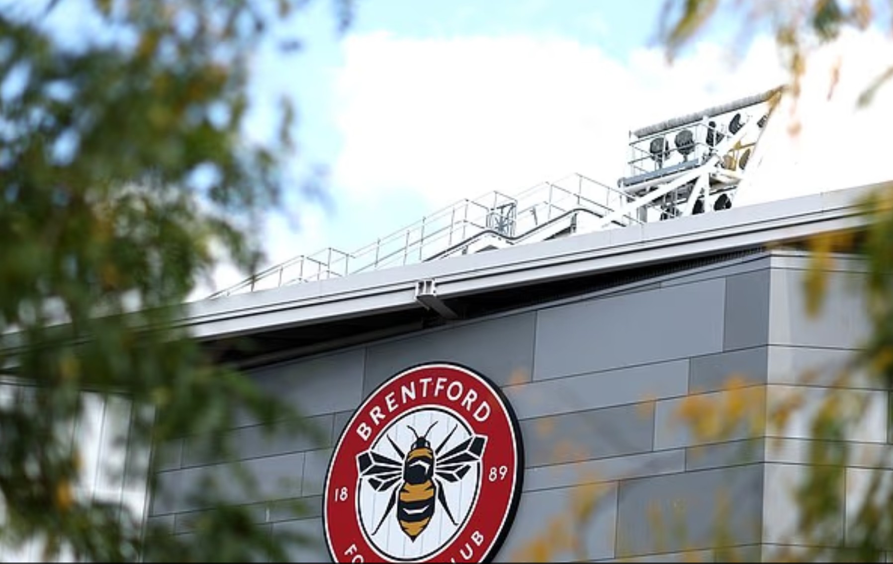 邮报：两名小蜜蜂球员在归家途中见义勇为，救人后浑身带血