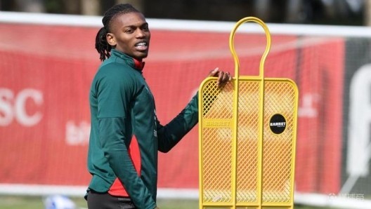 米体：莱奥重新融入米兰集体，但其战术价值仍是球队待解问题