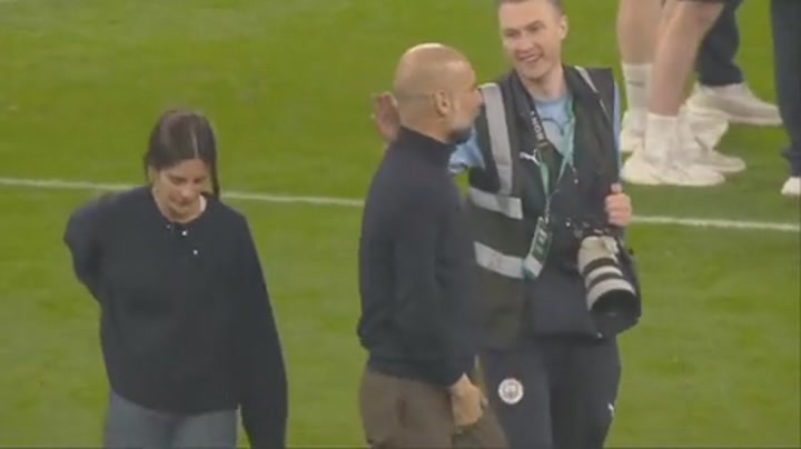 颁奖结束后，瓜迪奥和大女儿玛丽亚在一起拍照闲聊