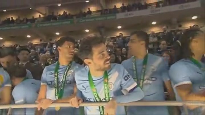 狂欢与落寞！曼城捧杯庆祝夺冠，枪手众将场下旁观！