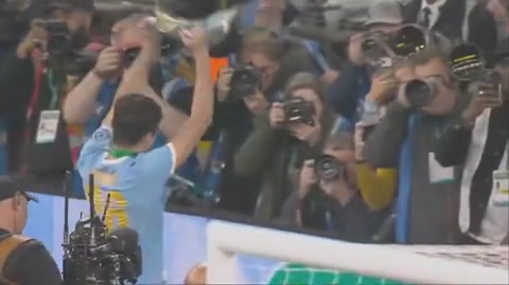 羞涩胡桑诺夫被队友推着去和球迷一起庆祝夺冠