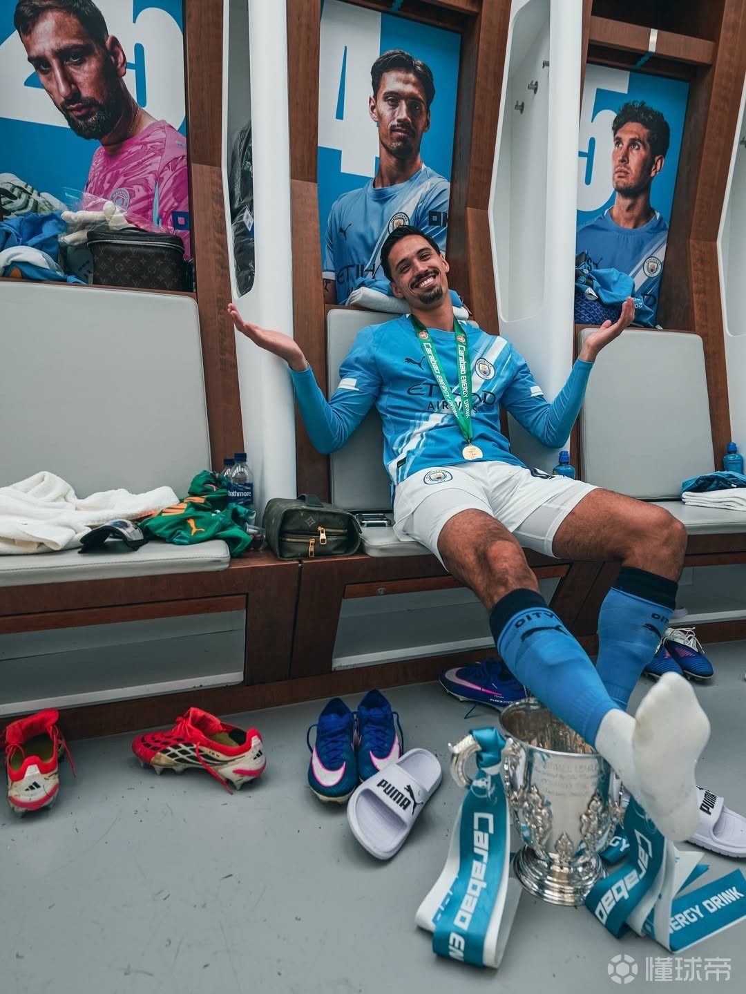 赖因德斯晒与奖杯合照：很自豪在这里赢得曼城生涯首冠